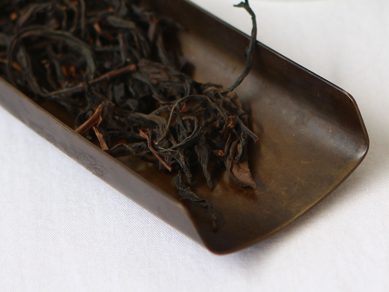 Aged Shuixian Red, close-up.