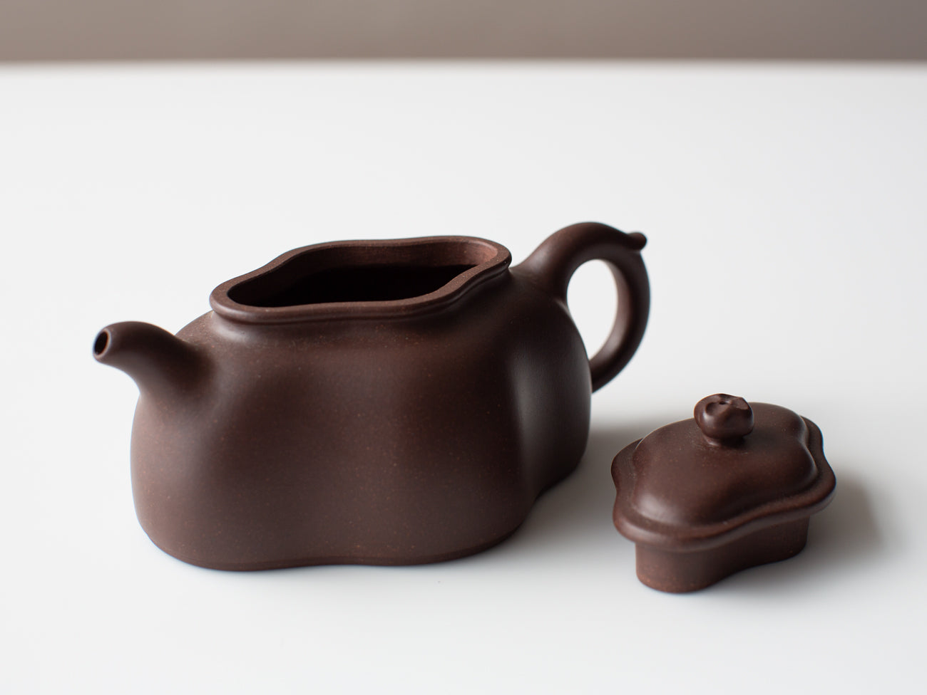 Begonia (海棠壺). Full handmade zisha teapot.