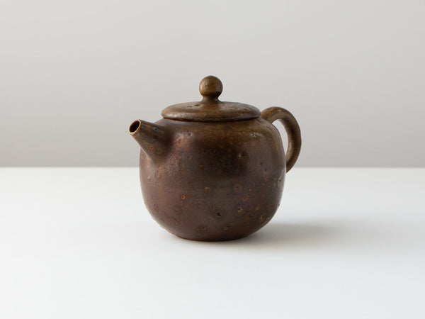 Wood-fired teapot, Calder. Liao Guo Hua.