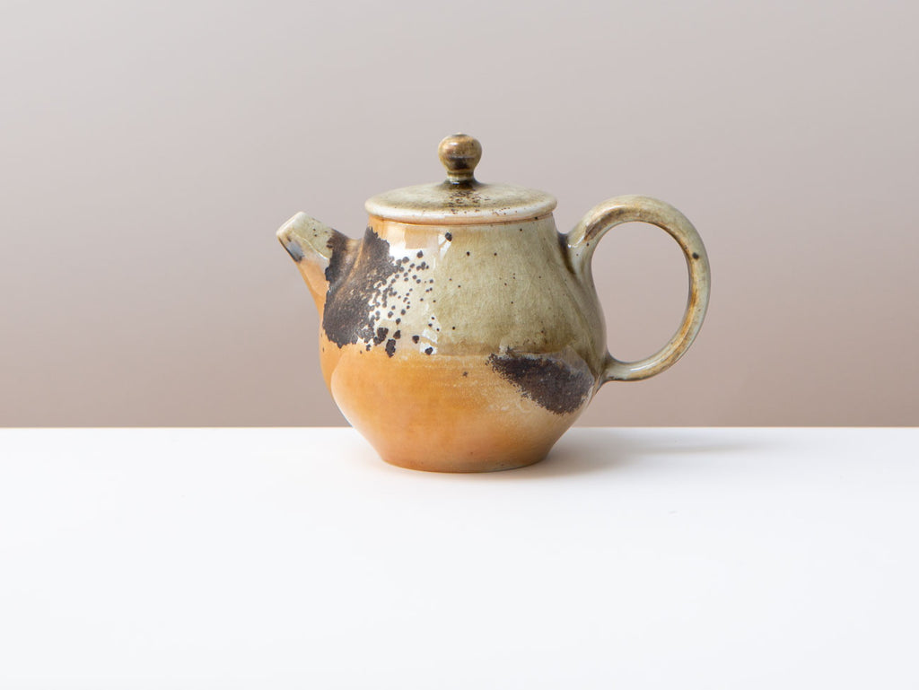 Flaxen, a wood-fired porcelain teapot. Liao Guo Hua