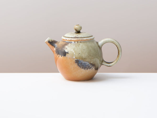 Vermeil, a wood-fired porcelain teapot. Liao Guo Hua