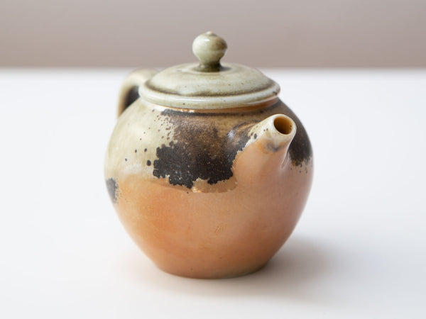 Vermeil, a wood-fired porcelain teapot. Liao Guo Hua